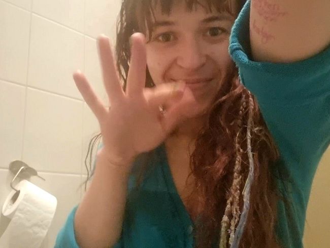 LinaWinter Porno Video: Badezimmer Session mit WäscheKlammern - BuschRASUR